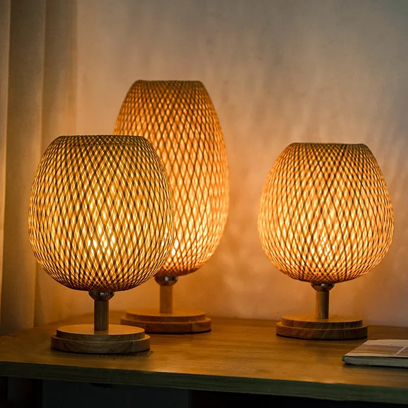 Drei Vintage-Bambus-Tischlampen, handgefertigt, warmes Licht, chinesischer Stil, Wohnzimmer.