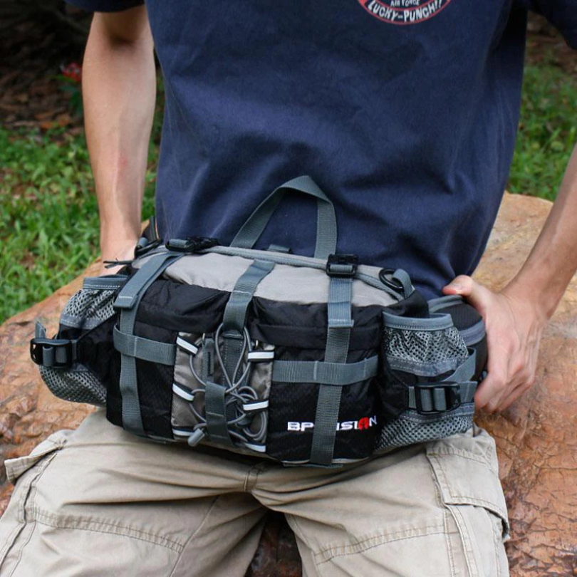 Mann mit grauer, multifunktionaler Outdoor-Hüfttasche, ideal für Wandern und Camping.