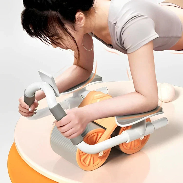 Frau trainiert mit orange-grauem Bauchroller, Fitnessgerät, Heimtraining, Sportübung.