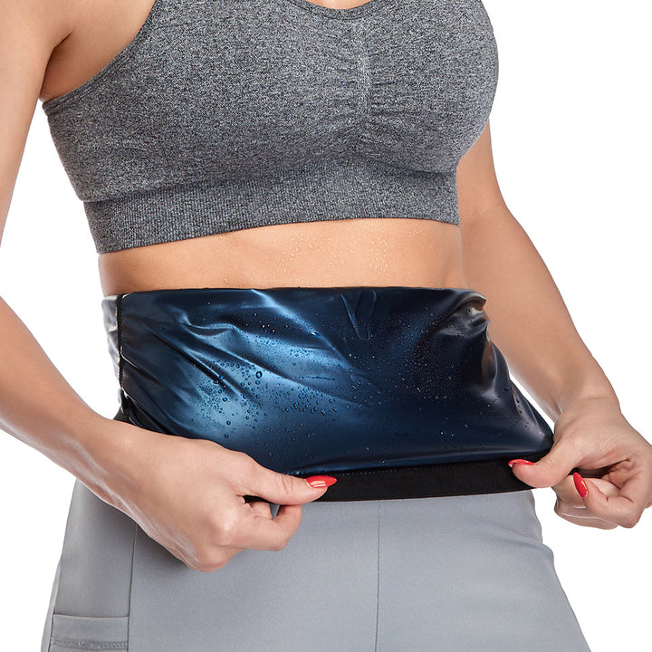 Frau mit grauem Sport-BH und Sauna-Gürtel, Fitness, Gewichtsverlust, Schweiß, Training.