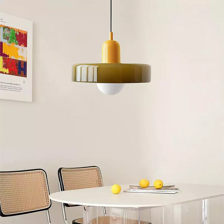 Gelbe Bauhaus-Hängelampe aus Glas über Esstisch, modernes Design, Inneneinrichtung.
