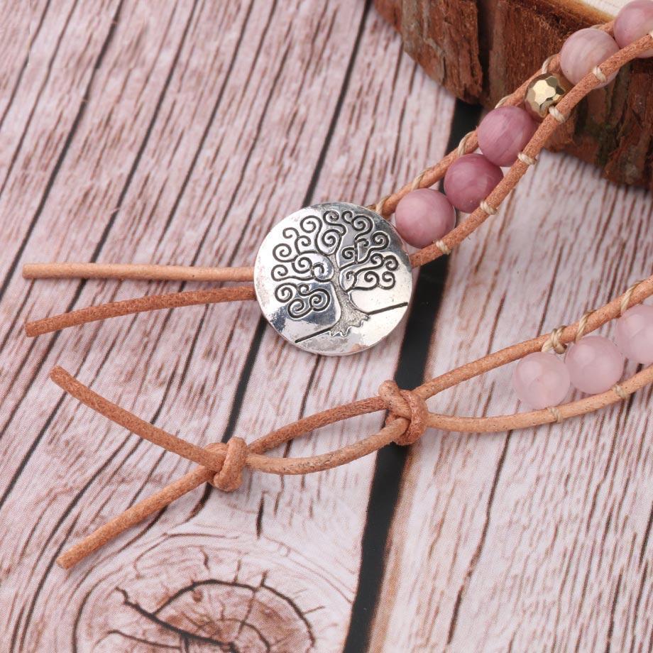 Lederarmband mit Lebensbaum-Anhänger, rosa Perlen, handgefertigt, Boho-Schmuck, Damenaccessoire.