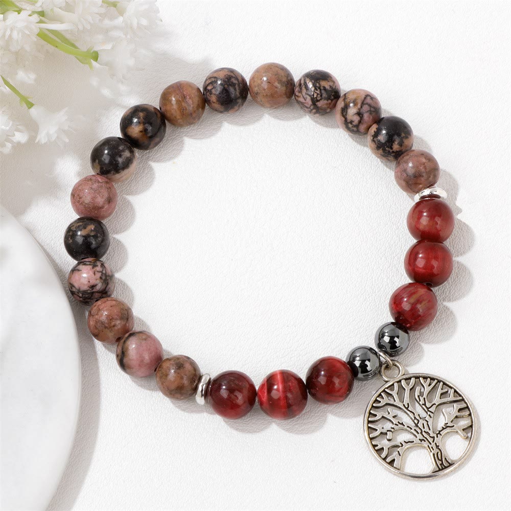 Armband aus roten und braunen Natursteinen mit silbernem Lebensbaum-Anhänger, Schmuckaccessoire.