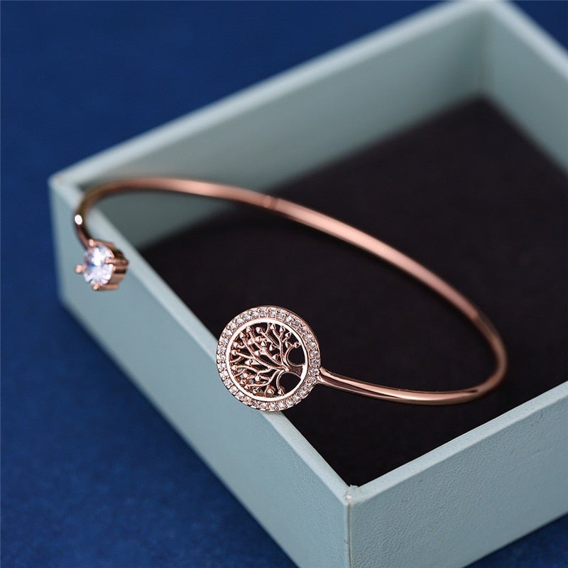 Rosegoldenes Armband mit Baum des Lebens und Kristall, eleganter Schmuck in Geschenkbox.