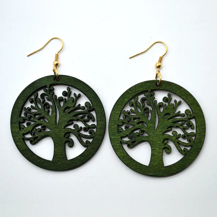 Grüne Holzohrringe mit Lebensbaum-Motiv, runde Form, goldene Haken, handgefertigt.