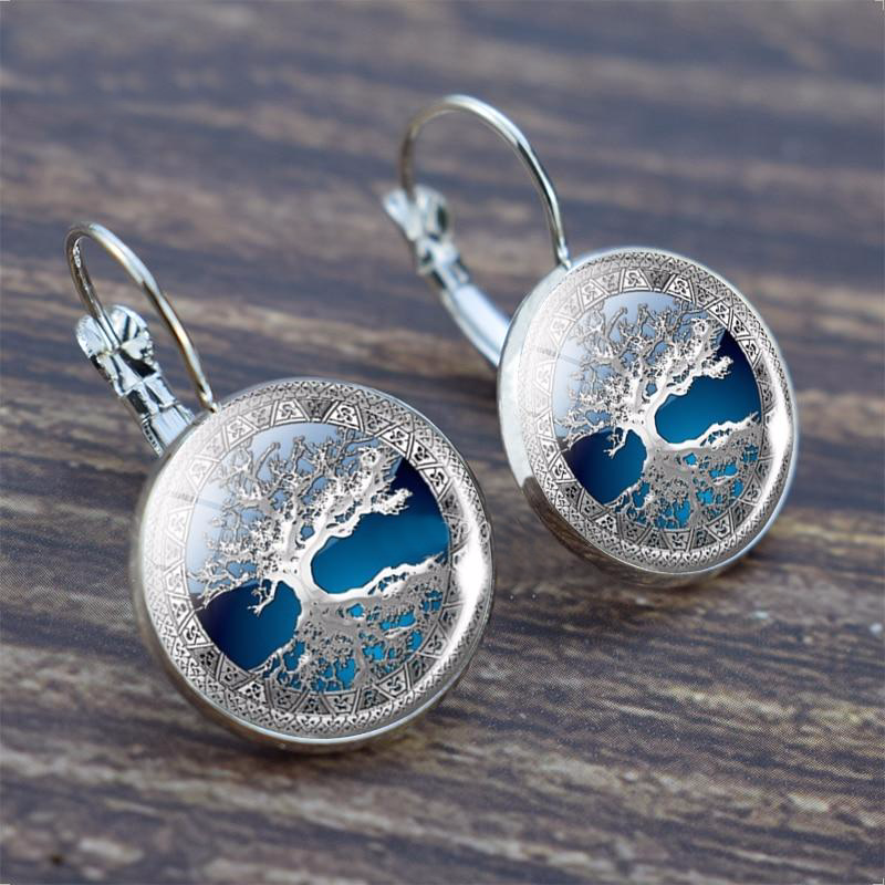 Silberne Ohrringe mit Lebensbaum-Motiv, blauem Hintergrund, filigranes Design, Damen-Schmuck.