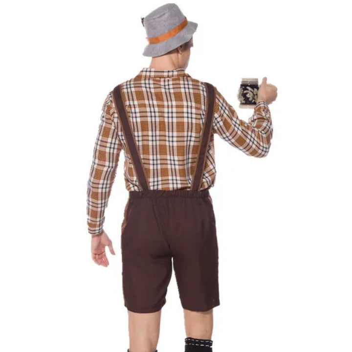 Mann in bayerischer Tracht mit kariertem Hemd, brauner Hose, Hut und Bierkrug von hinten.