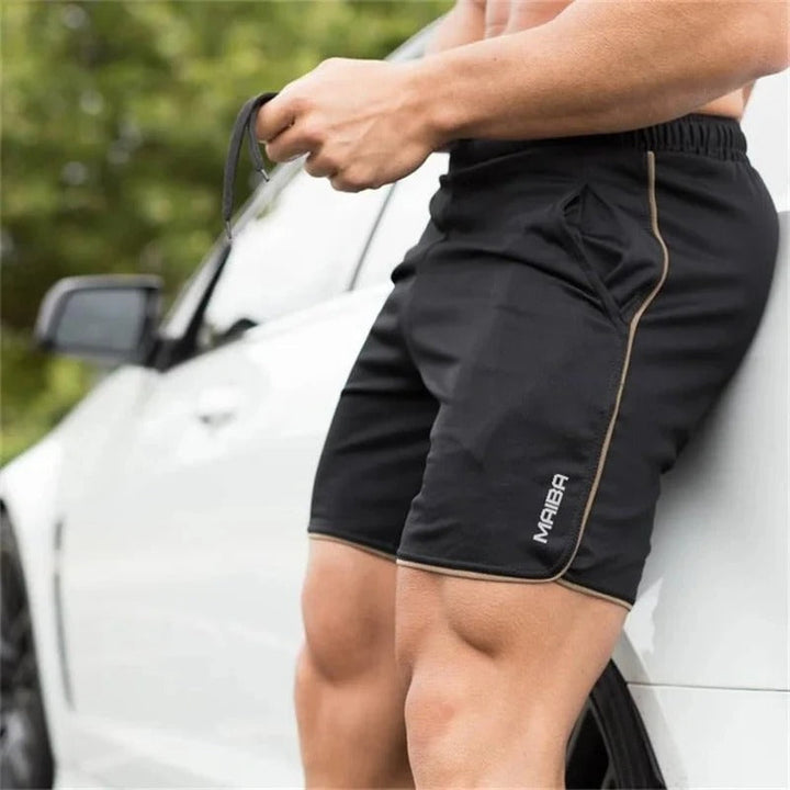 Mann in schwarzen Sportshorts neben weißem Auto, Fitness, Training, Outdoor-Aktivität.