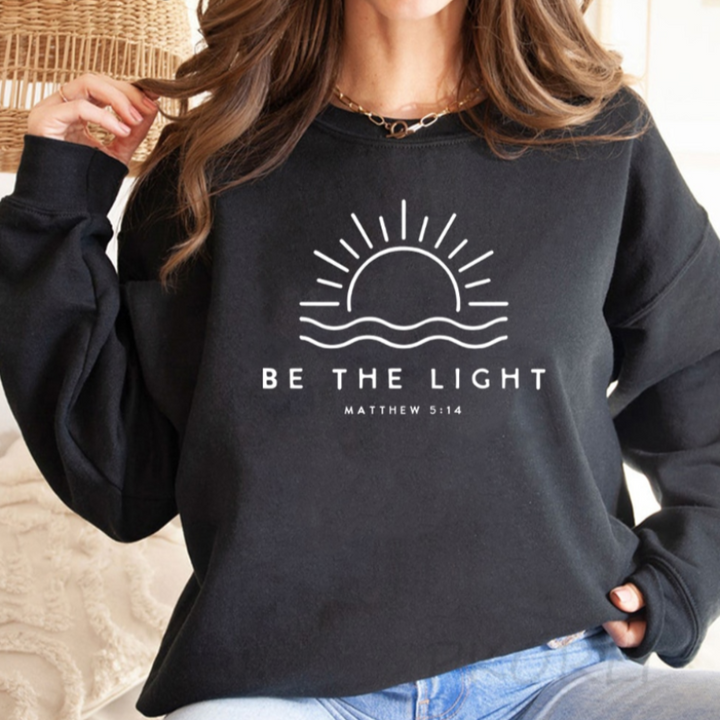 Schwarzes Sweatshirt mit "Be the Light" Bibelvers, Damenmode, christliches Geschenk.
