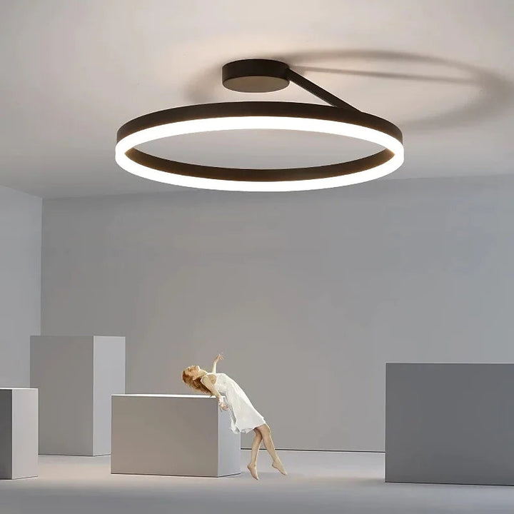 Moderne LED-Deckenleuchte, schwarz, rund, minimalistisch, energiesparend, Wohnzimmerbeleuchtung.
