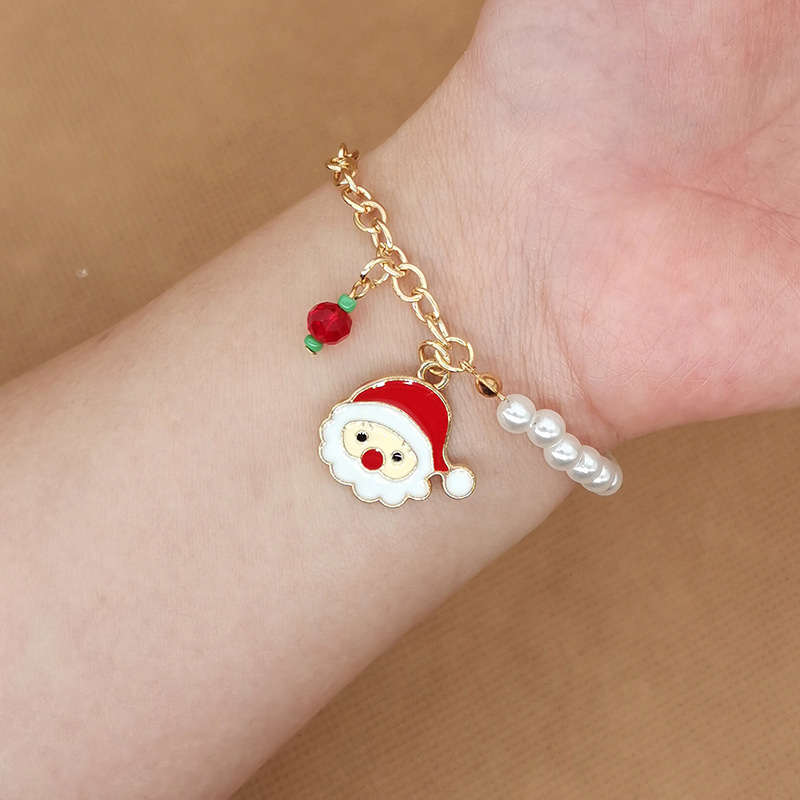 Goldenes Armband mit Weihnachtsmann-Anhänger und Perlen, festlicher Schmuck für Damen.