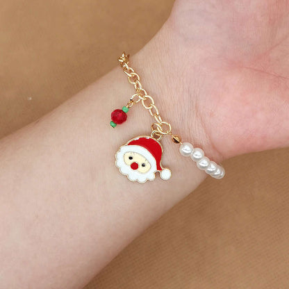 Goldenes Armband mit Weihnachtsmann-Anhänger und Perlen, festlicher Schmuck für Damen.