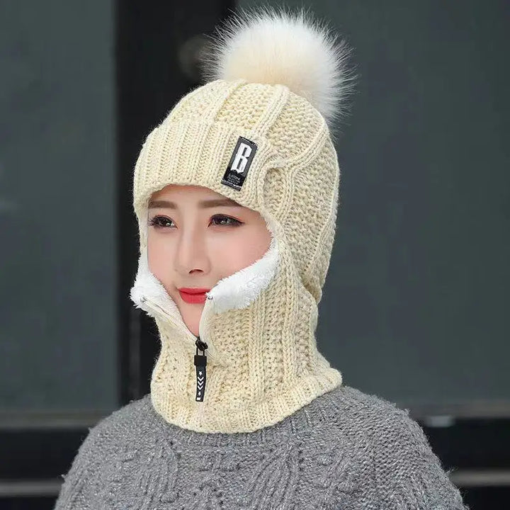 Beige Strickmütze mit Fellbommel, Damen Wintermode, warm, stilvoll, Reißverschluss, Gesichtsschutz.
