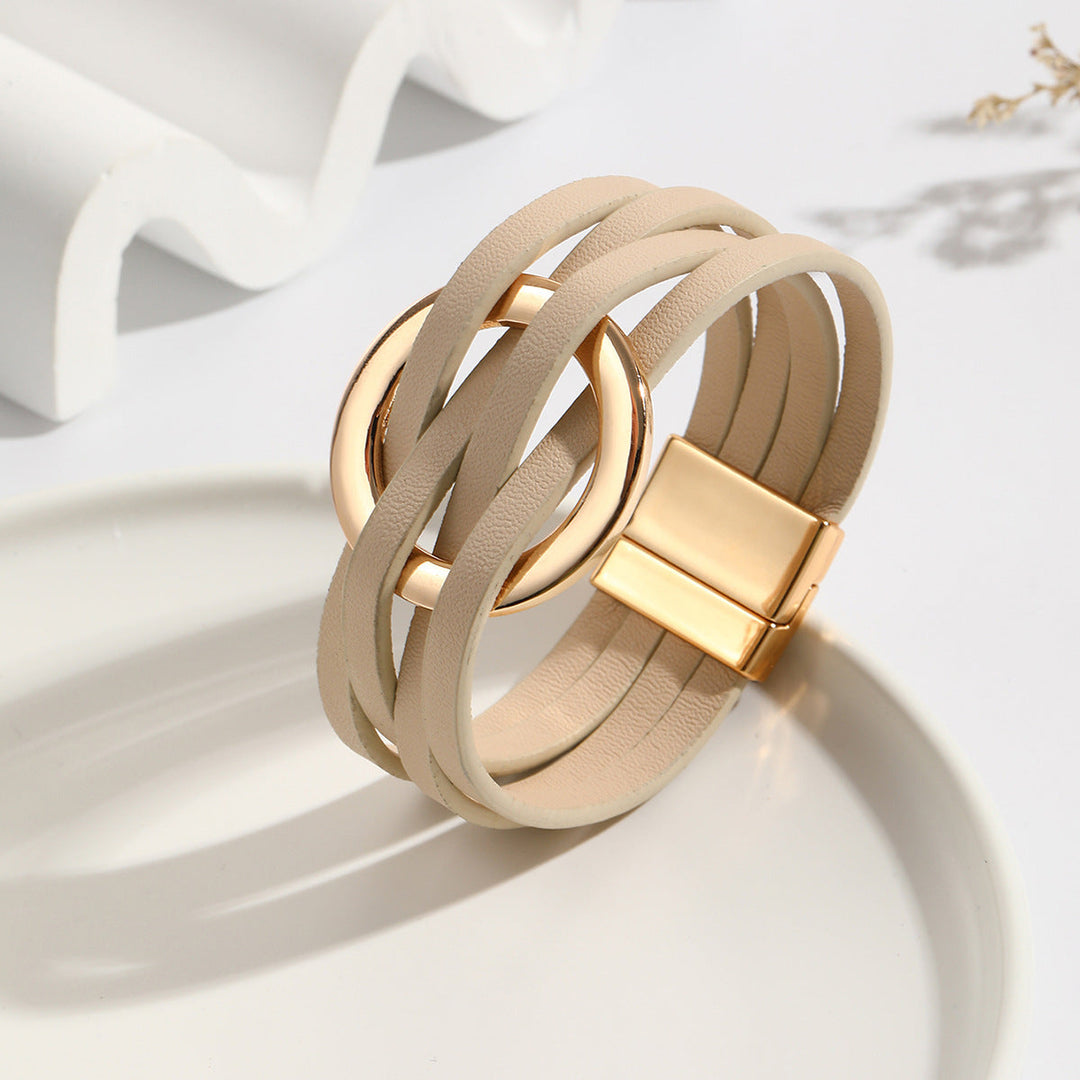 Beiges Lederarmband mit goldener Schnalle, modisches Accessoire, Damen-Schmuck.