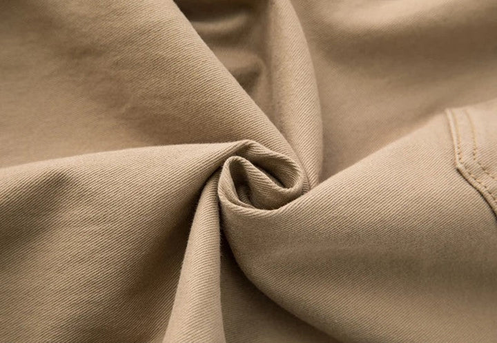 Beige Baumwollstoff, Nahaufnahme, weiche Textur, ideal für Kleidung und Heimtextilien.