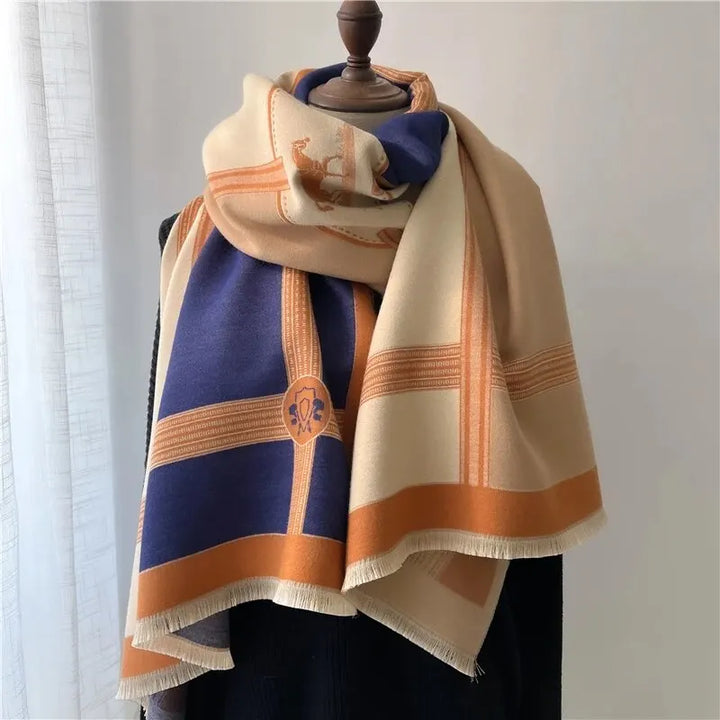 Beige und blauer Kaschmirschal mit Karomuster, Damenmode, weiches Material, elegantes Design.