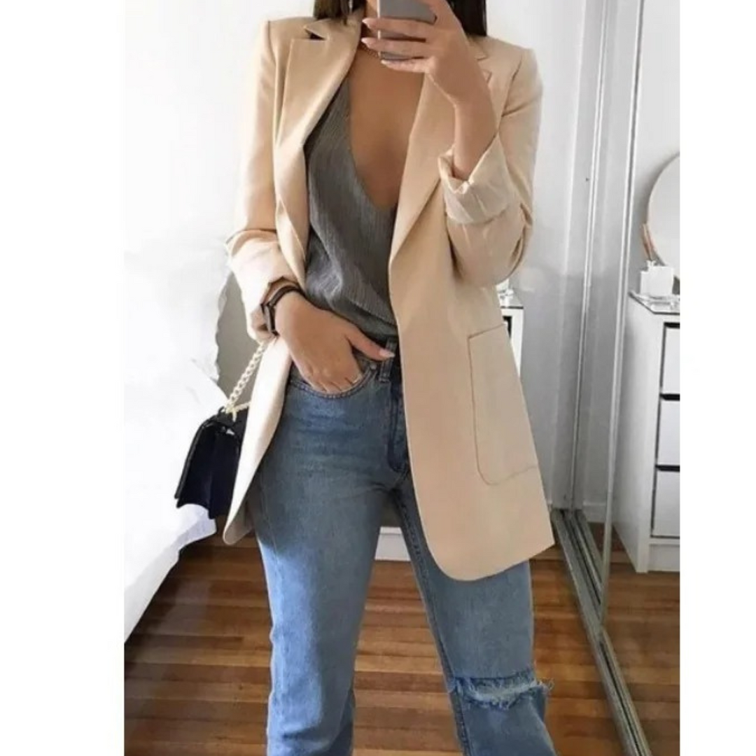 Damenblazer beige, lang, elegant, für Büro, Freizeit, modisch, über Jeans getragen.