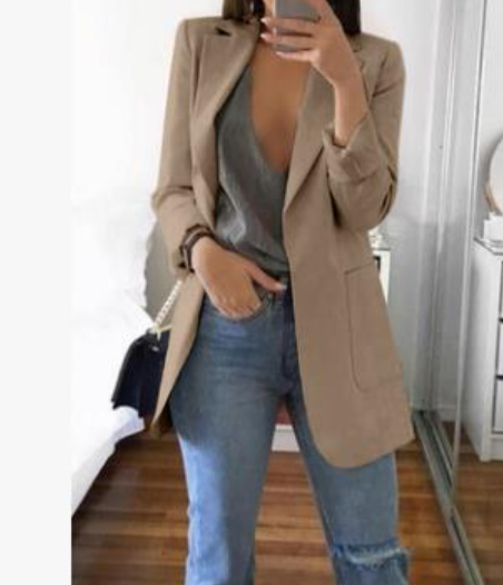 Frau in beigem Blazer und blauer Jeans, modisch, lässig, Damenmode, Streetstyle-Outfit.