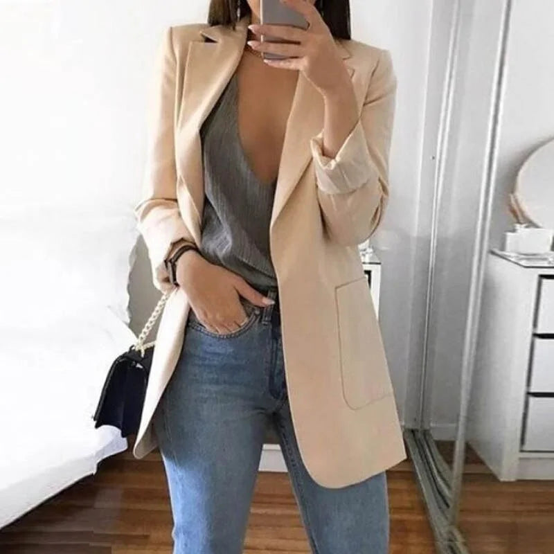 Frau in beigem Blazer und Jeans, modisch, schick, Spiegel-Selfie, moderne Damenmode.