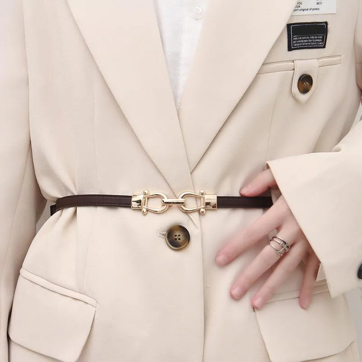 Beiger Blazer mit goldener Schnalle und braunem Gürtel, Damenmode, elegantes Design.