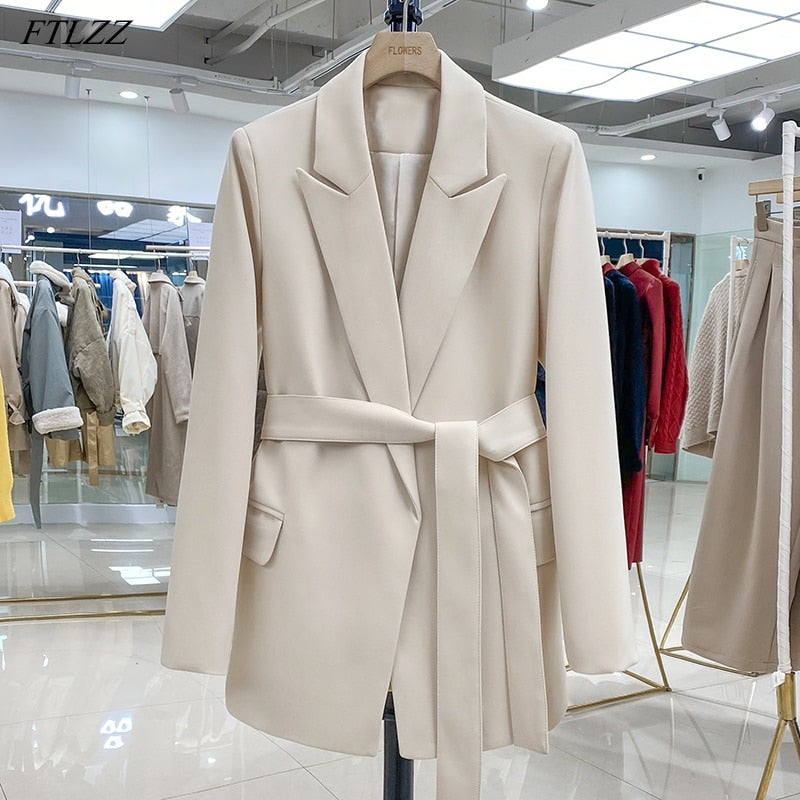 Beiger Damenblazer mit Gürtel, elegantes Design, ideal für Büro- und Freizeitkleidung.