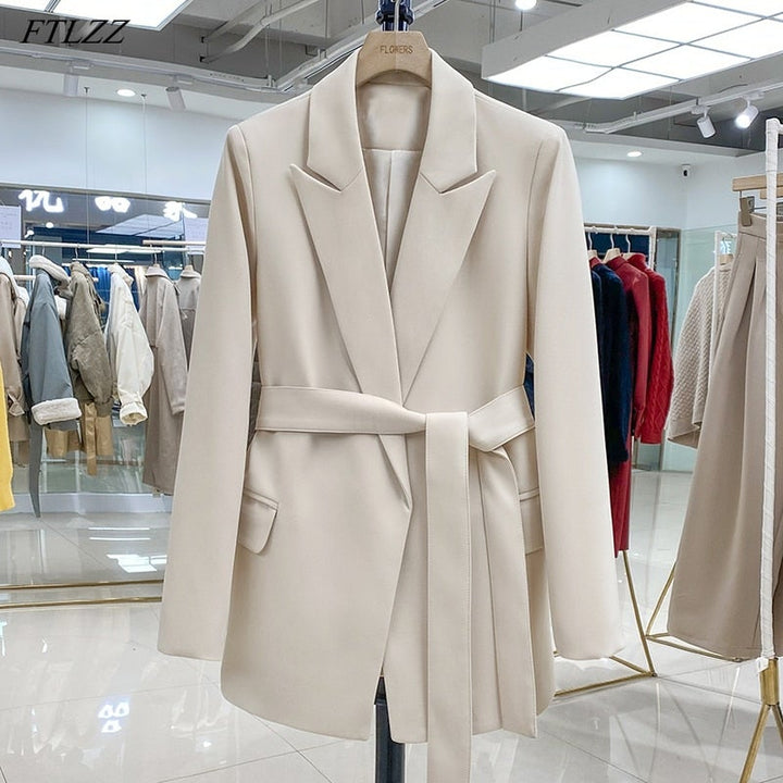 Beiger Damenblazer mit Gürtel, elegantes Design, ideal für Büro- und Freizeitkleidung.