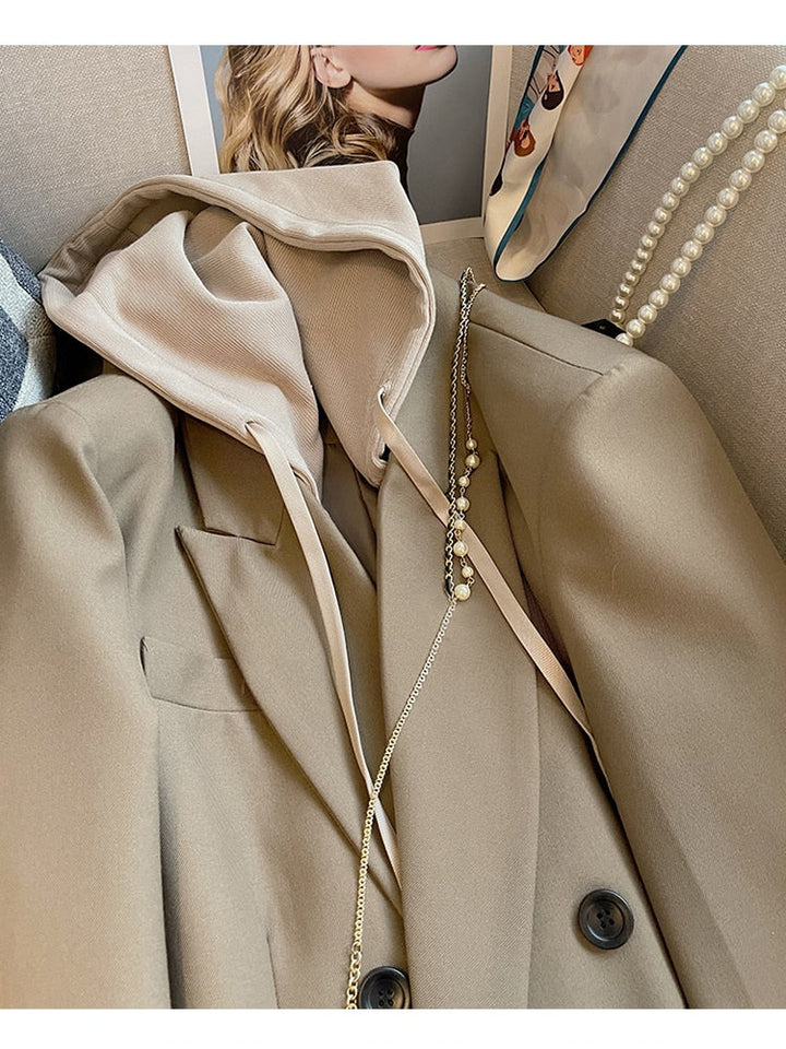 Beiger Blazer mit Kapuze, Damenmode, eleganter Stil, Perlenkette, Herbstkollektion.