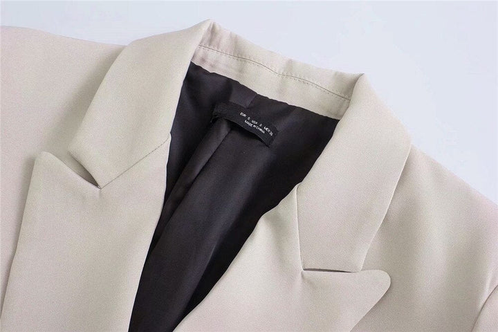 Beiger Blazer Damen, elegantes Design, schwarzes Innenfutter, modische Damenbekleidung.
