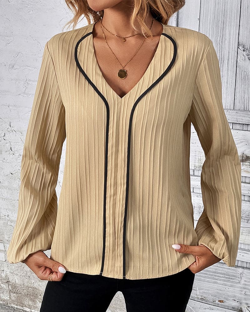 Damenbluse beige mit schwarzer Paspel, V-Ausschnitt, Langarm, elegant, modisch.