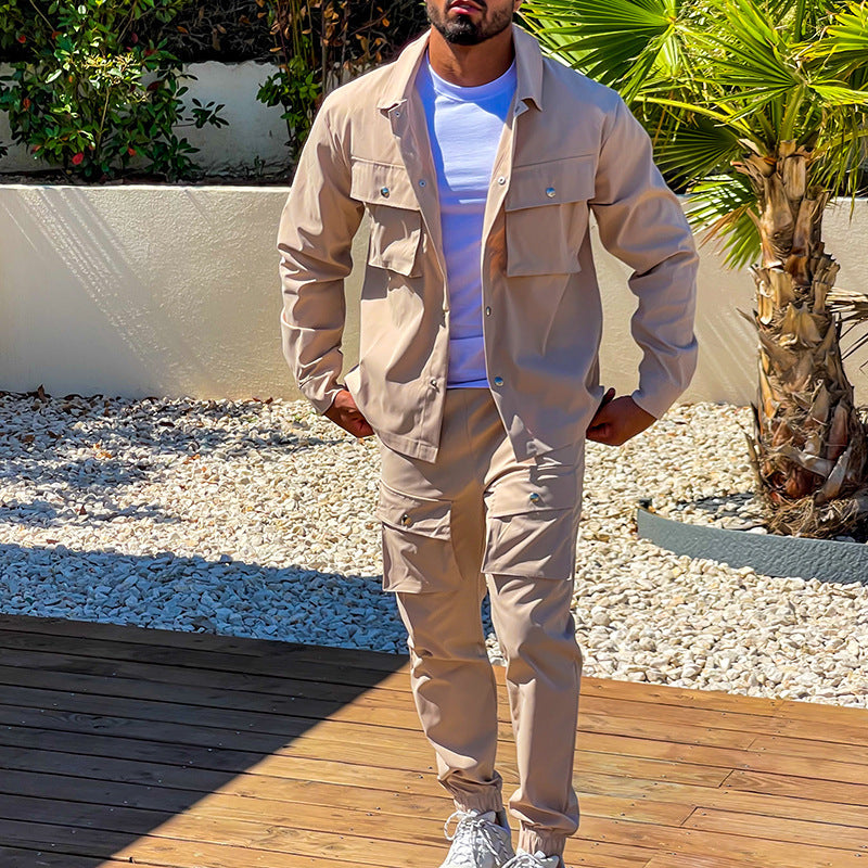 Mann in beigem Cargo-Anzug, weißes T-Shirt, Outdoor, moderne Herrenmode, Freizeitkleidung.