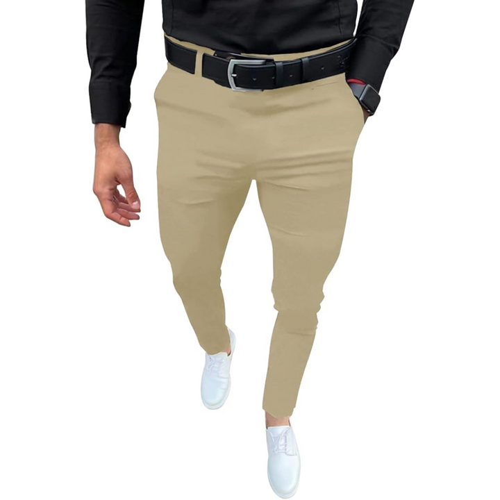 Mann in beiger Chinohose, schwarzem Hemd, weißem Sneaker, schwarzem Gürtel, modisch, elegant.