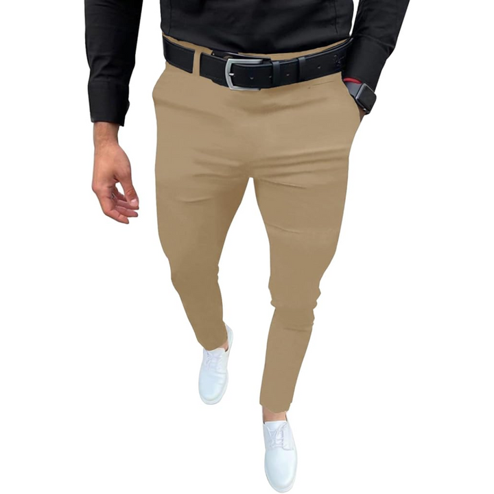 Beige Chinohose Herren, Slim Fit, mit schwarzem Gürtel, ideal für Business und Freizeit.