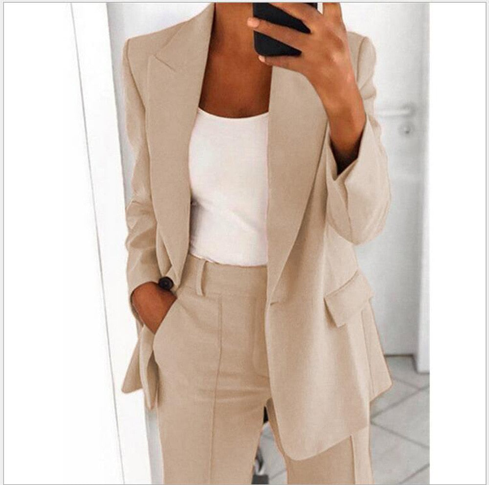 Damenanzug beige, Blazer und Hose, elegantes Business-Outfit, Büro-Mode, Damenbekleidung.