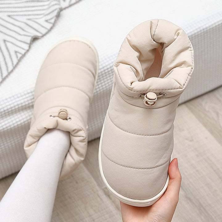 Beige Hausschuhe Damen, warm, gepolstert, rutschfest, Winter, gemütlich, weiches Material.