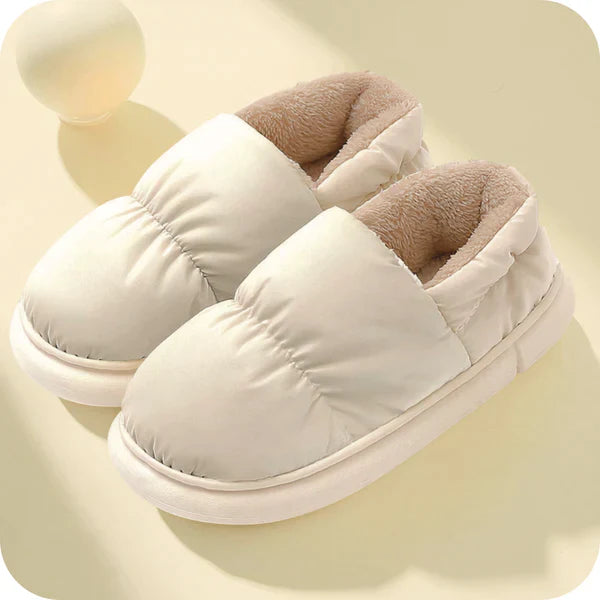 Beige Hausschuhe mit Plüschfutter, rutschfest, warm, gemütlich, für Damen und Herren.