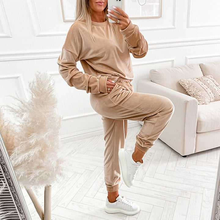 Frau in beigem Jogginganzug, gemütlich, modern, Wohnzimmer, Mode, Freizeitkleidung, Selfie.