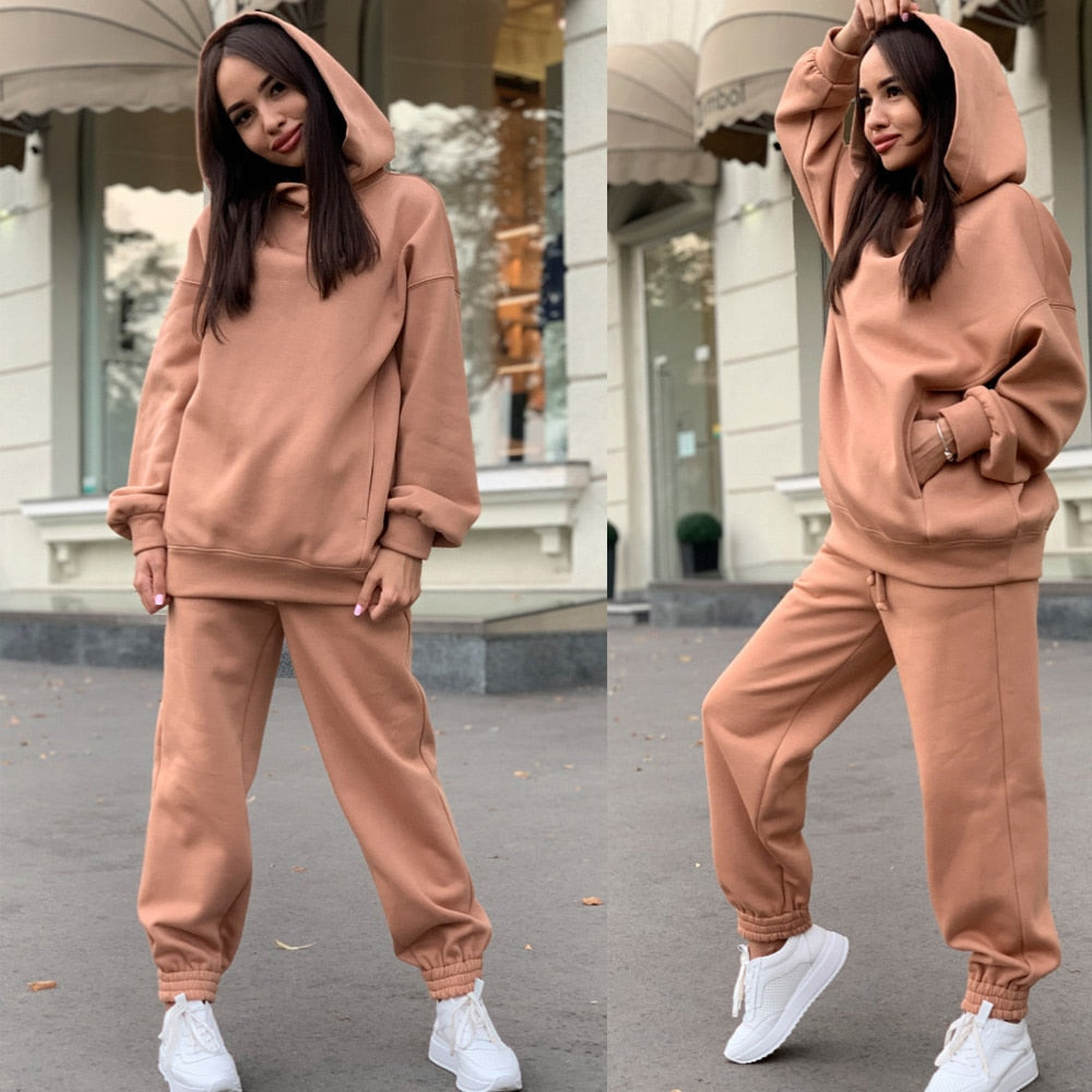 Frau in beigem Hoodie und Jogginghose, lässige Mode, Herbstoutfit, Streetwear, Damenbekleidung.