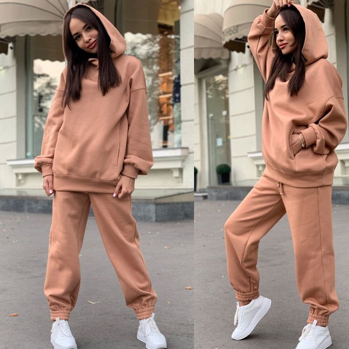 Frau in beigem Hoodie und Jogginghose, lässige Mode, Herbstoutfit, Streetwear, Damenbekleidung.