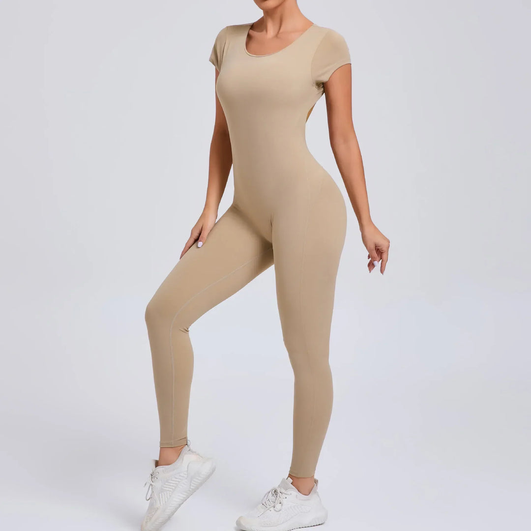 Beiger Damen-Jumpsuit, kurzärmelig, figurbetont, aus Stretchmaterial, ideal für Fitness.