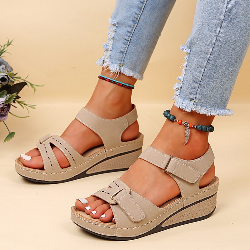 Beige Damen Sandalen mit Keilabsatz, Klettverschluss, bequem, modisch, Sommer, Freizeitmode.