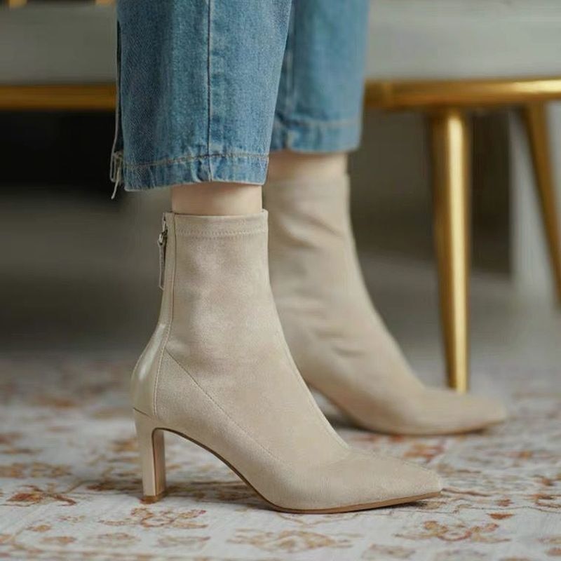 Beige Damen Stiefeletten mit Absatz, Wildleder, Reißverschluss, modisch, elegant, Herbstmode.