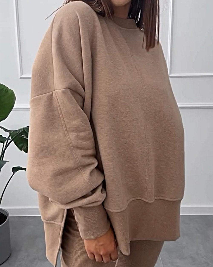 Frau in beigem Oversize-Sweatshirt, gemütlich, modisch, Herbstmode, Innenraum.