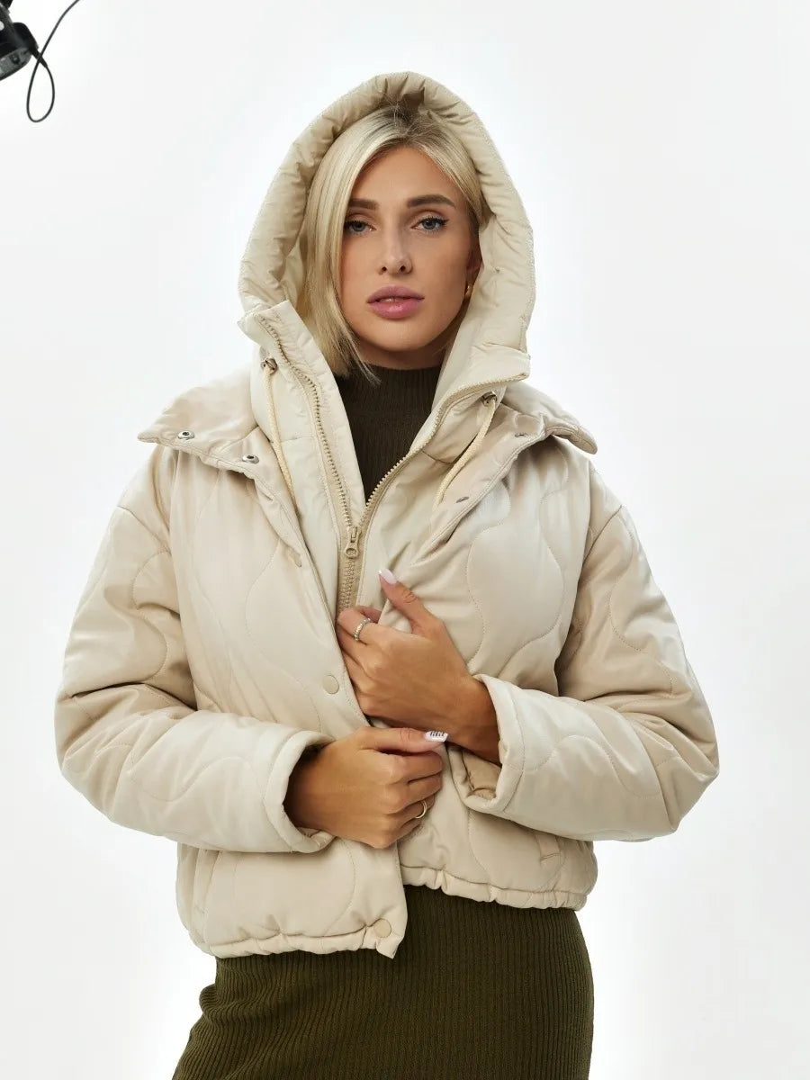 Damen Winterjacke beige, Steppjacke mit Kapuze, warm, modisch, ideal für kalte Tage.