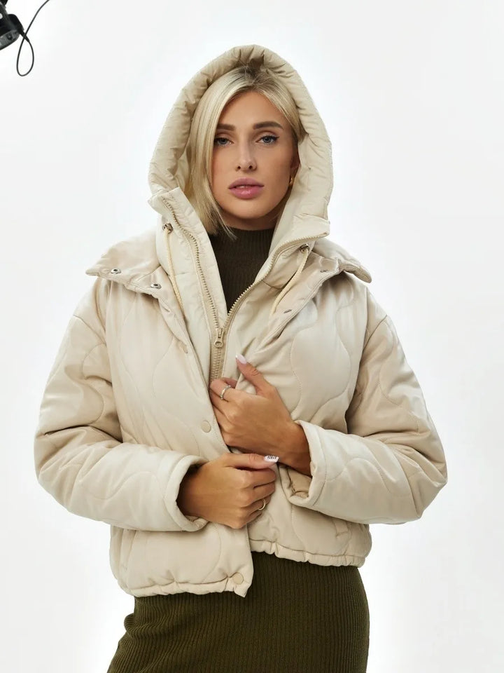 Damen Winterjacke beige, Steppjacke mit Kapuze, warm, modisch, ideal für kalte Tage.