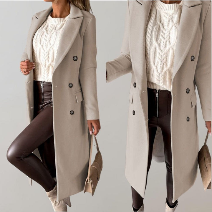 Eleganter Damen-Wintermantel beige, Strickpullover, braune Lederhose, modisch, warm.