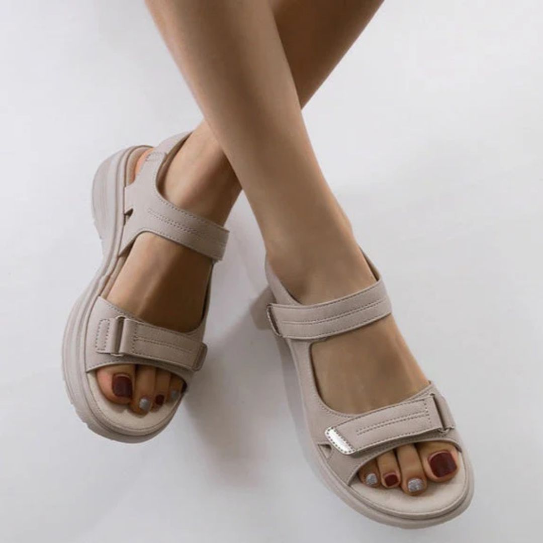 Beige Damen-Sandalen mit Klettverschluss, Plateau-Sohle, bequem, modisch, Sommermode.
