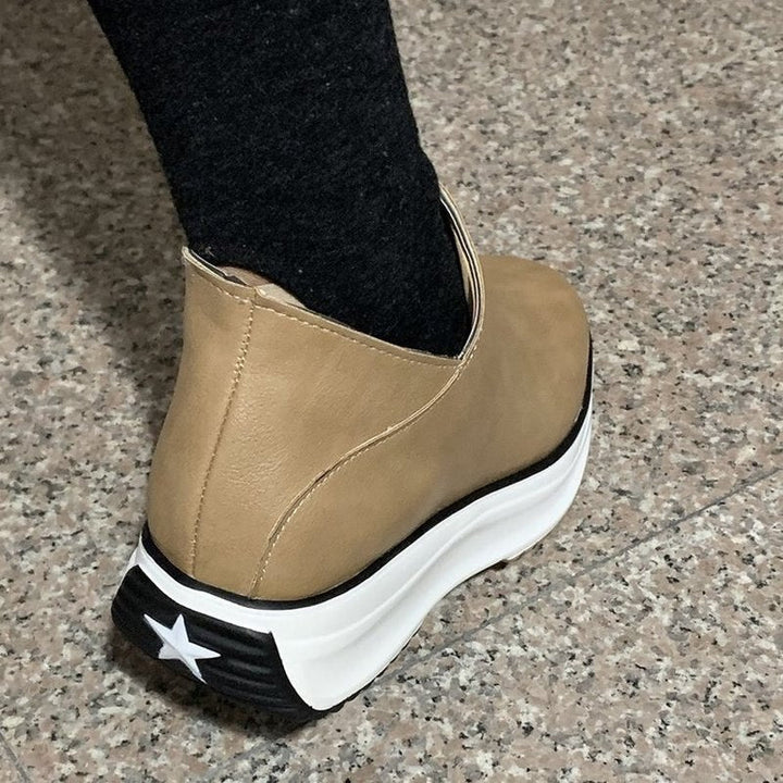 Beige Damenstiefelette mit weißer Sohle, Stern-Detail, rutschfest, modisch, bequem.