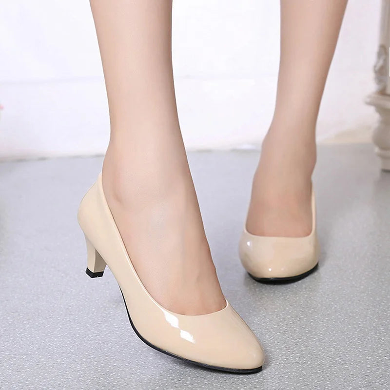 Beige Damenpumps aus Lackleder, mittlerer Absatz, elegantes Design, modische Damenschuhe.
