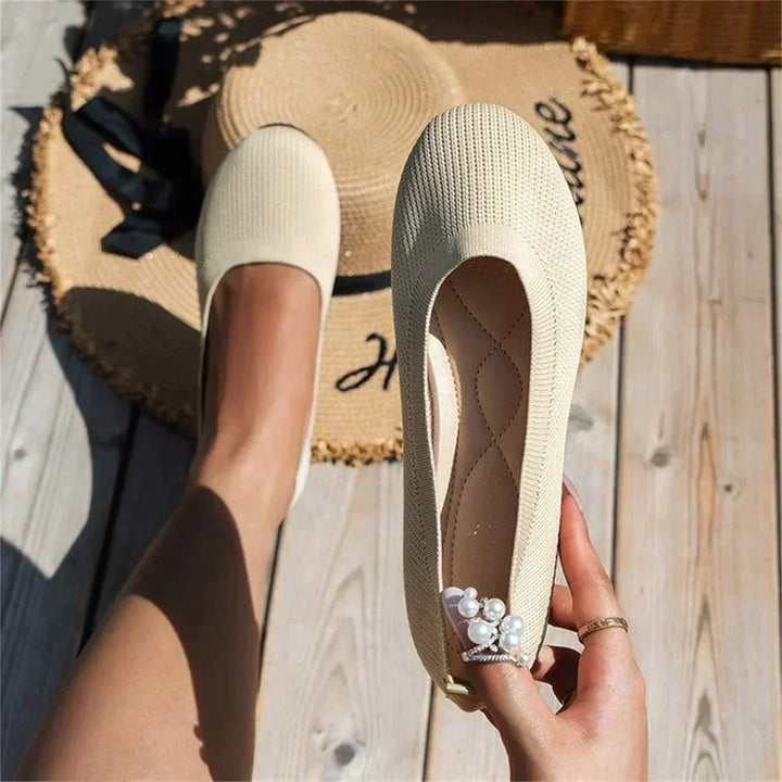 Beige Damen-Ballerinas aus Strickstoff, flach, mit Perlendetail, ideal für Sommermode.