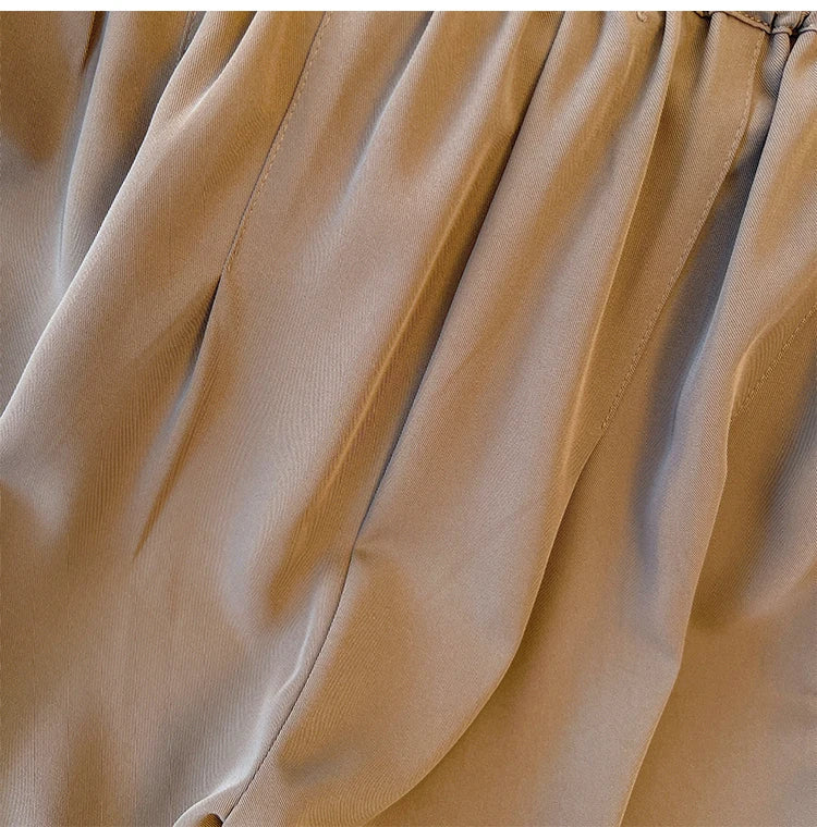 Beigefarbener Faltenrock aus Seide, elegantes Design, Damenmode, hochwertiger Stoff.